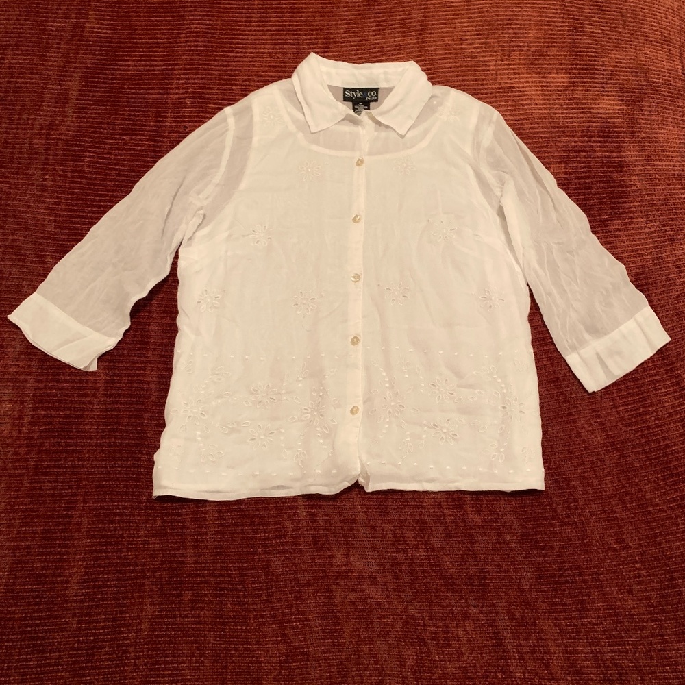 White Button-Down Shirt w/t Stitched Flowers